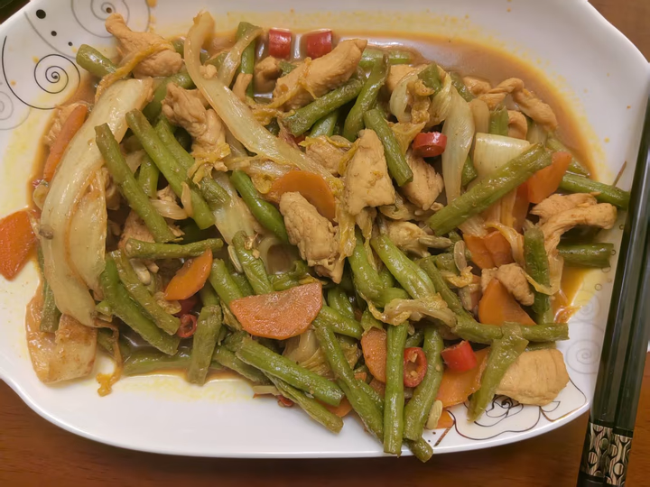 咖喱豆角白菜小米辣萝卜爆炒鸡胸肉成品